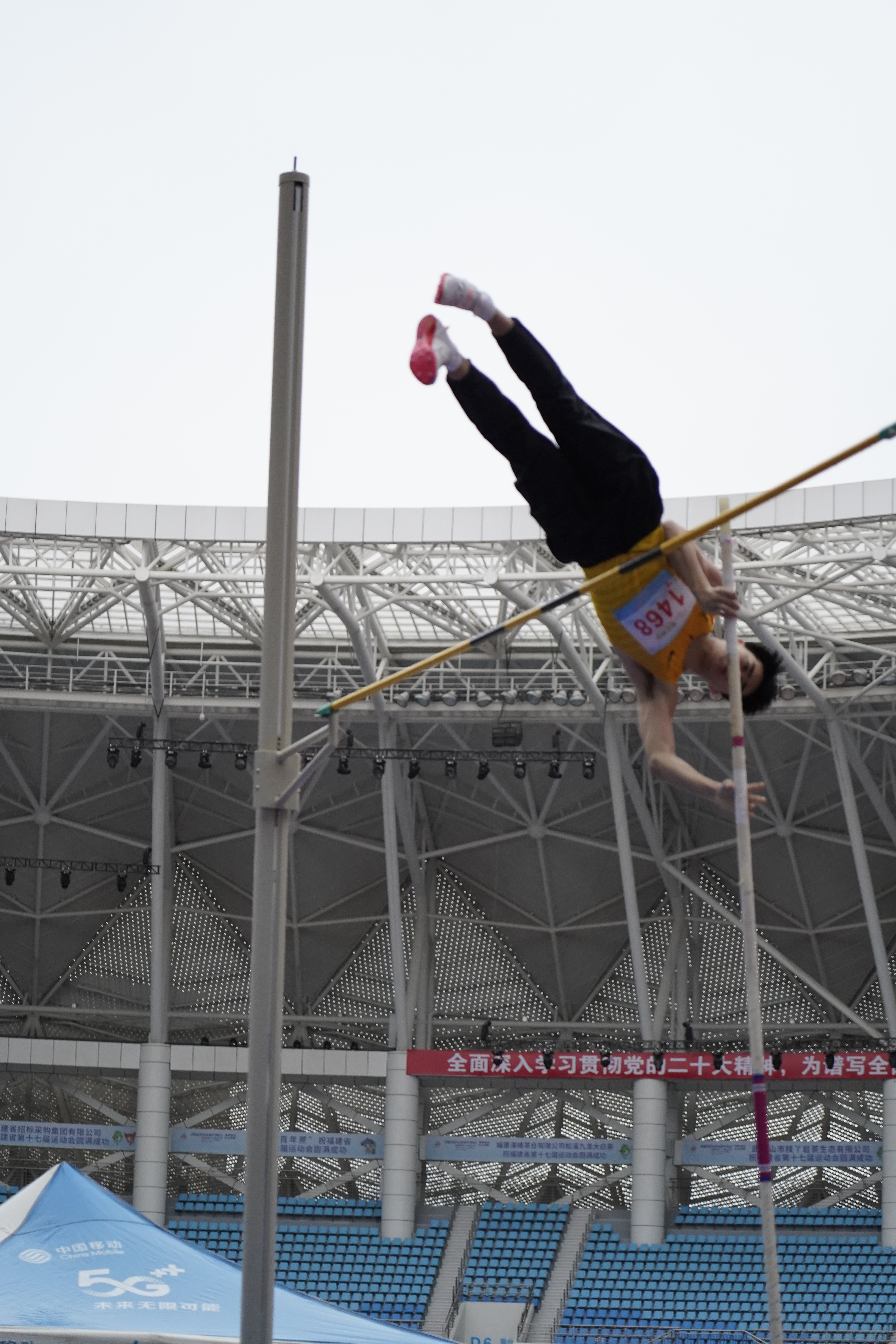 男子乙组撑竿跳高现场.jpg